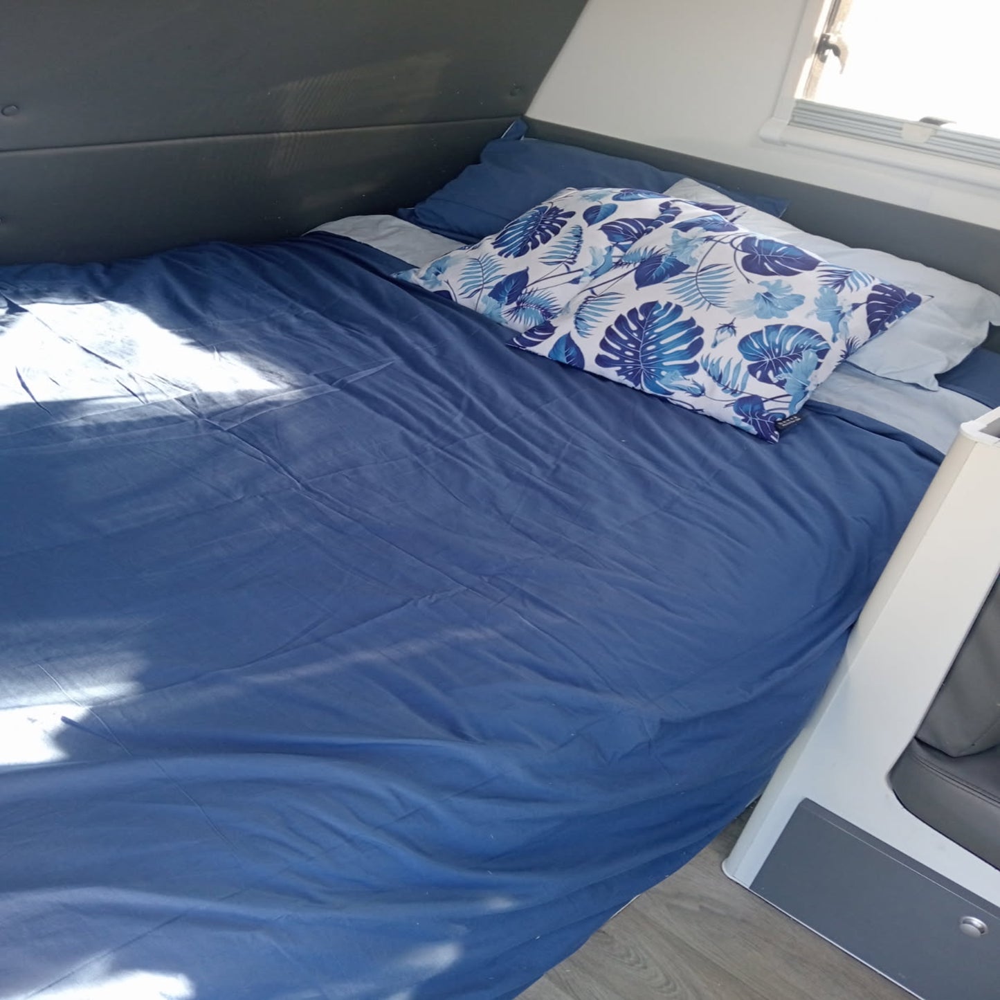 Reversible Retreat Set – All-in-One Zip-On Caravan Bedding Set Reversible & Easy Bed-Making