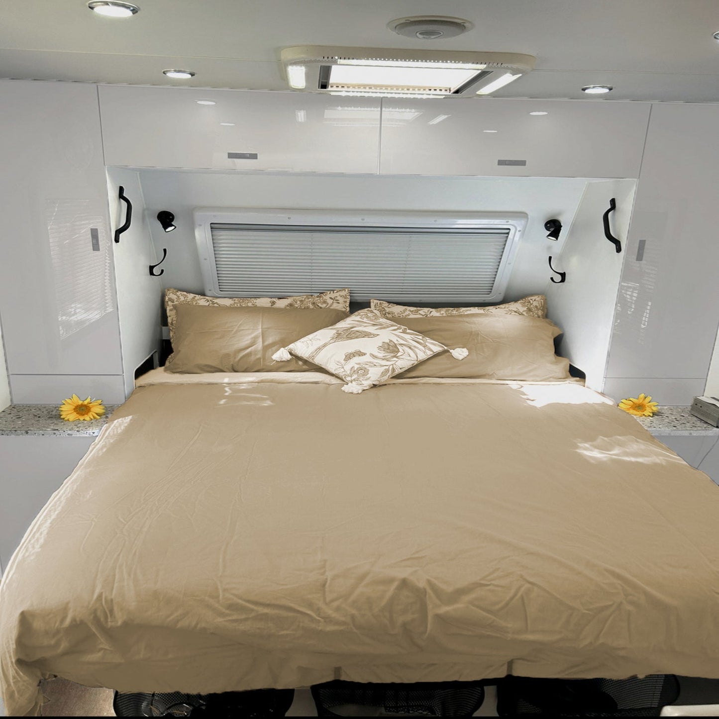 Reversible Retreat Set – All-in-One Zip-On Caravan Bedding Set Reversible & Easy Bed-Making