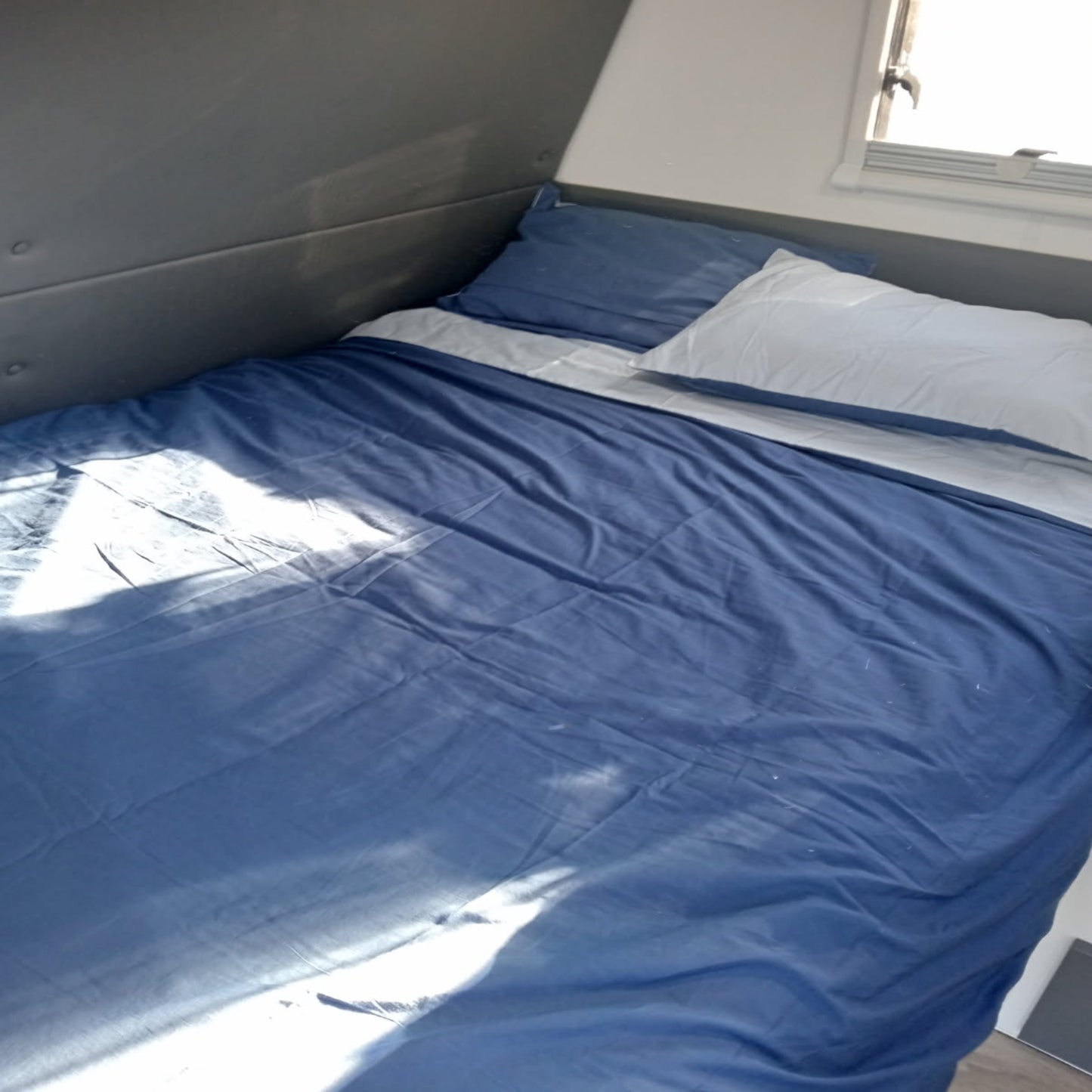 Reversible Retreat Set – All-in-One Zip-On Caravan Bedding Set Reversible & Easy Bed-Making