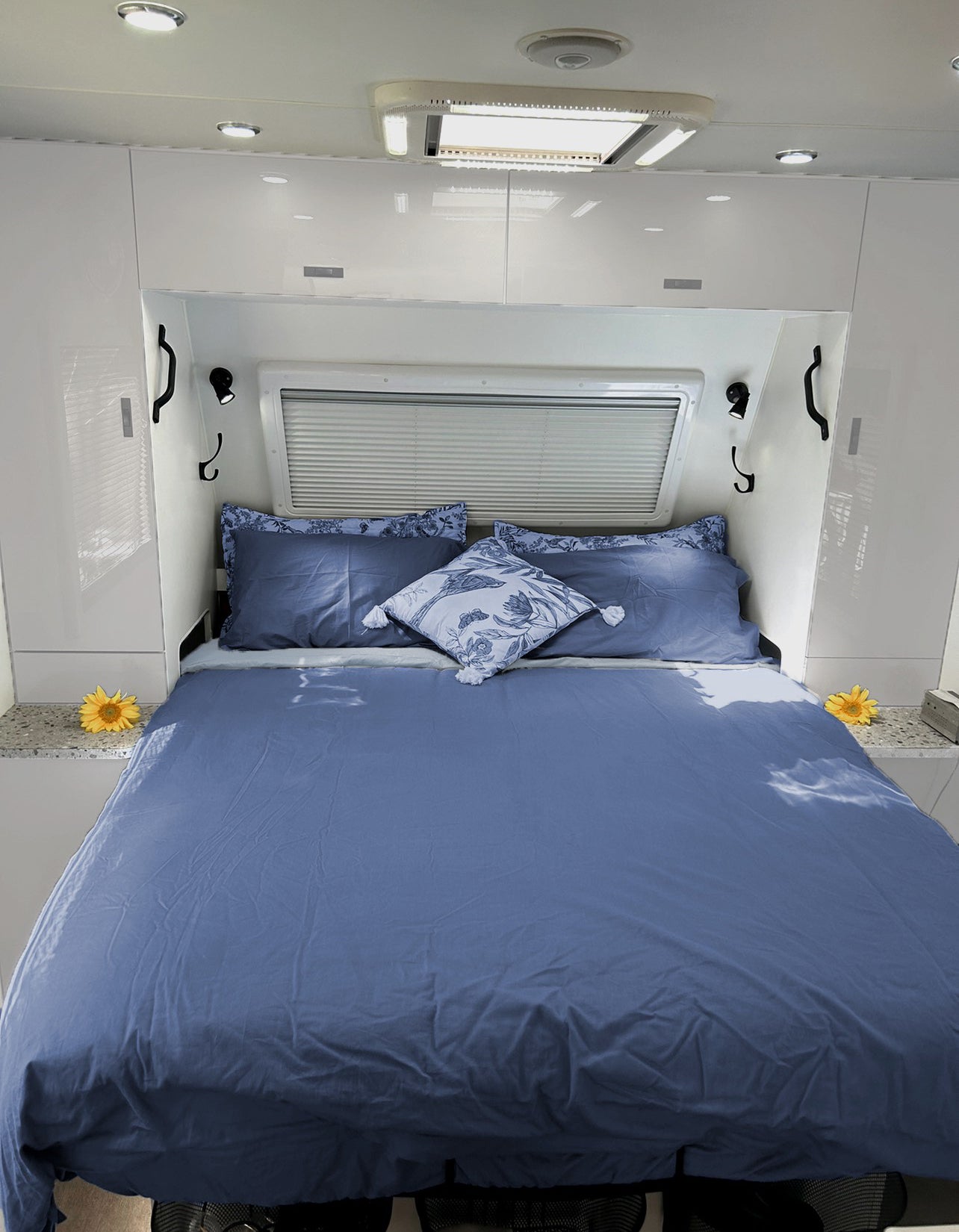 Reversible Retreat Set – All-in-One Zip-On Caravan Bedding Set Reversible & Easy Bed-Making